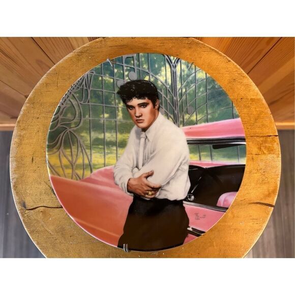 ELVIS PRESLEY AT THE GATES OF GRACELAND COLLECTORS PLATE 17347C - Picture 1 of 4